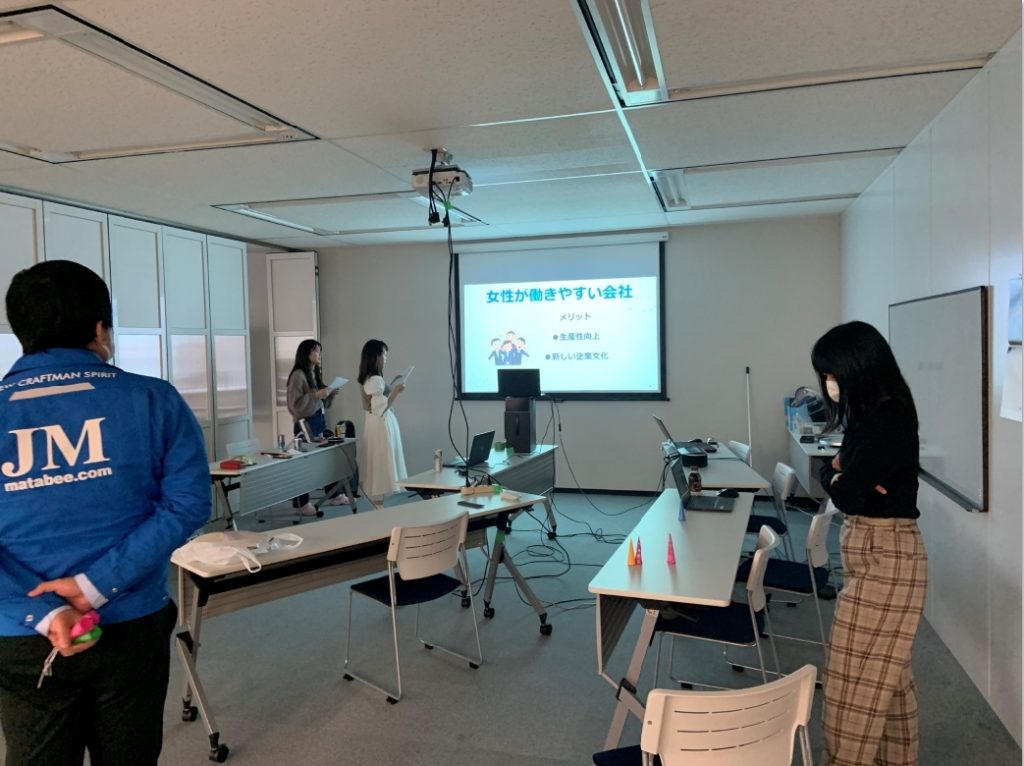 別拠点での発表中の様子